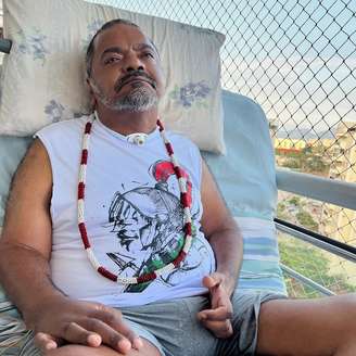 Arlindo Cruz sentado na varada em foto postava pela família