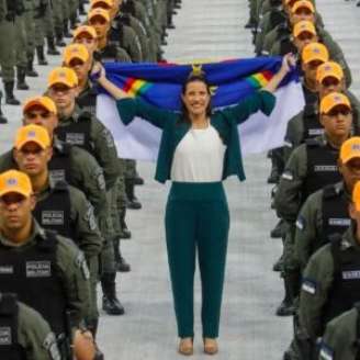 Raquel Lyra com polciais militares.