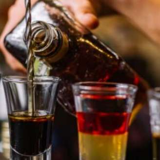 Risco de metanol em bebidas adulteradas.