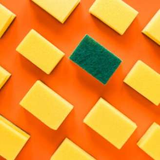 Aprenda o truque da esponja no congelador para reduzir a umidade, evitar o gelo e economizar energia.