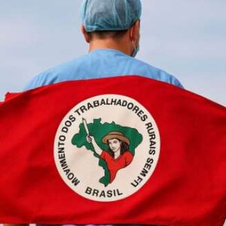 Médico vestido com a bandeira do MST.