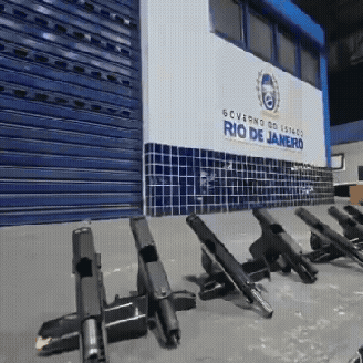 Armas foram achadas em ônibus que seguia para o Complexo do Alemão