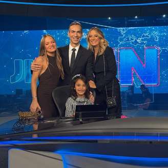 César Tralli no estúdio do 'Jornal Nacional' com Ticiane Pinheiro, Rafa Justus e Manuella