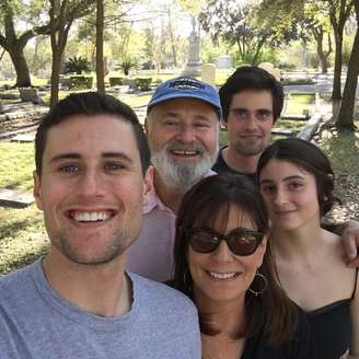 Rob Reiner e Michele Singer com os filhos Jake, Nick e Romy Reiner; cineasta e esposa foram encontrados mortos em sua casa neste domingo, 14