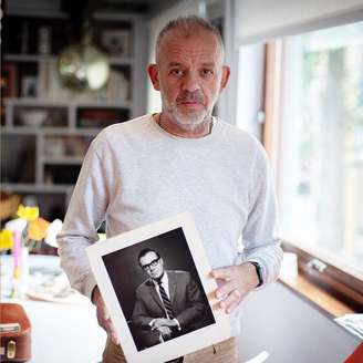 O conteúdo da mala de seu falecido pai levou Antony Easton a desvendar uma história de riqueza e tragédia