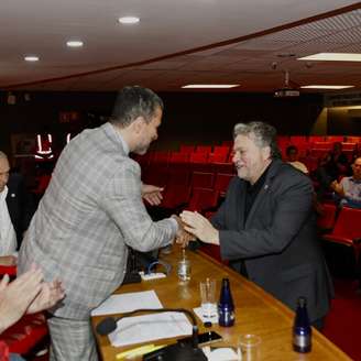 Olten Ayres de Abreu e Julio Casares, quando foram empossados como, respectivamente, presidente do Conselho Deliberativo e presidente do clube.