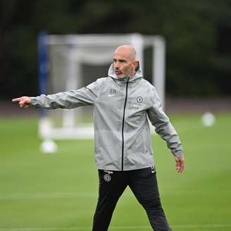 Enzo Maresca comandando um treino do Chelsea