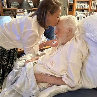 Júlia Almeida beija a testa do pai em imagem publicada no perfil da produtora Boa Palavra