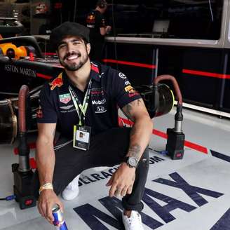 Caio Castro de ator para fã e piloto de automobilismo