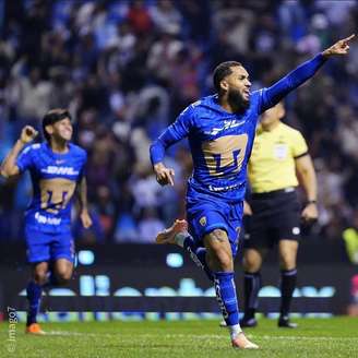 Juninhoi comemorando um gol pelo Pumas 