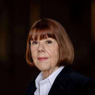 Gisèle Pelicot posa para fotografia no Hôtel de Ville em Paris, na França