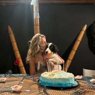 Samira ao lado de Lindolfo, seu cachorro resgatado da rua que conquistou o público do BBB 26; o pet, que tinha três patas, recentemente ganhou uma prótese e virou fenômeno nas redes sociais