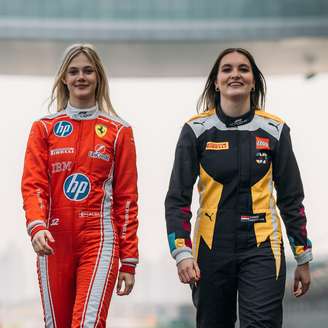 Duas mulheres pilotos da F1 Academy posam para a foto em uma pista de corrida