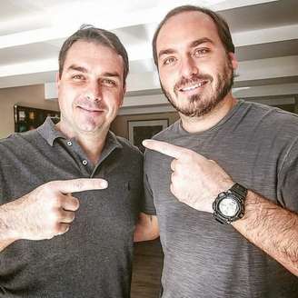 Flávio Bolsonaro e Carlos Bolsonaro criticaram a decisão de Moraes que definiu um prazo de 90 dias para a domicilir do pai