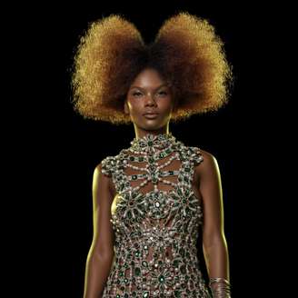 Modelo Wanessa Abreu com look de Henrique Filho 