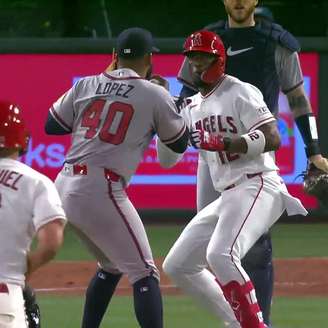 Reynaldo López (esquerda) e Jorge Soler (direita) em briga no duelo entre Atlanta Braves e Los Angeles Angels (