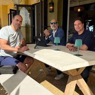 Alexandre Ramagem esteve em foto há dois meses com Eduardo Bolsonaro e Allan dos Santos, nos Estados Unidos.