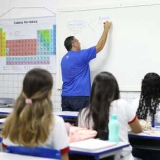 Professor dando aula.