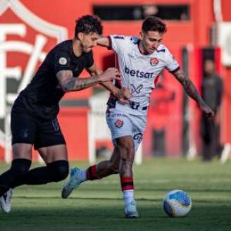 Vitória x Corinthians se enfrentam neste sábado (18).