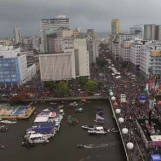 Galo da Madrugada de 2024 com tempo nublado.