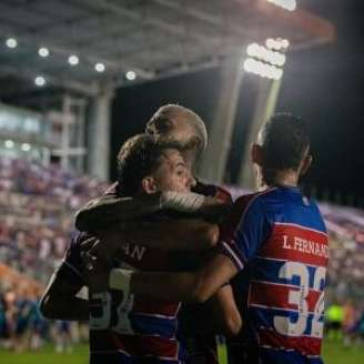 Time do Fortaleza comemorando