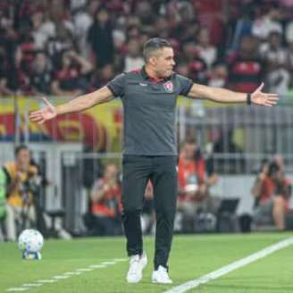 Jair Ventura fala mal de arbitragem e elogia Erick após jogo contra o Flamengo.