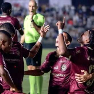 Jogadores do Jacuipense comemoram classificação na Copa do Brasil.