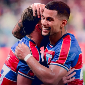 Fortaleza comemorando gol