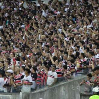 Torcida do Santa Cruz na Arena de Pernambuco.