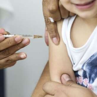 Vacinação em criança.