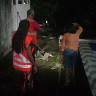 Muro desaba ferindo duas pessoas em Camaragibe.
