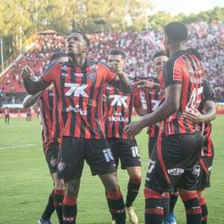 Jogadores do Vitória comemorando um gol.