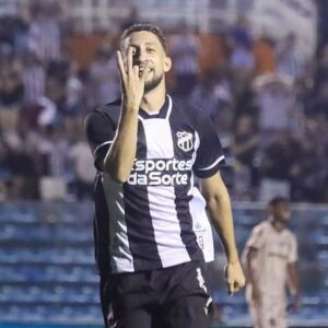 Jogador do Ceará comemorando gol.