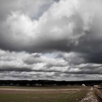 Nuvens carregadas indicam instabilidade do tempo em Minas Gerais, com alerta de chuva forte e possibilidade de granizo.