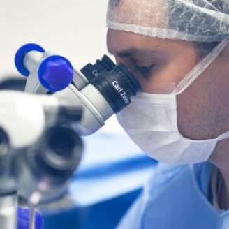 Oftalmologista Alexandre Ventura explica mitos e verdades sobre a saúde da visão.