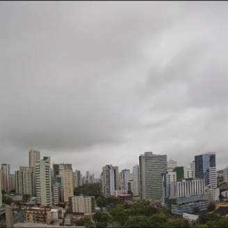 Tempo nublado no Recife.