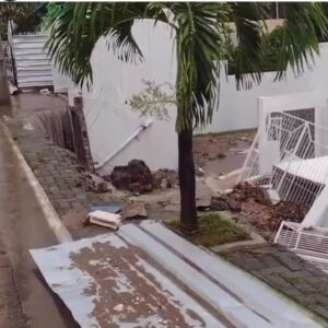 Desabamento de muro de escola em Goiana.