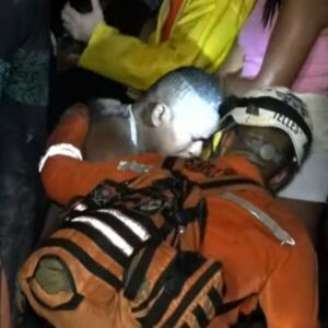 Esposo e pai das vítimas sendo consolado por um bombeiro.