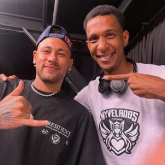 Ney Silva posa para foto ao lado de Neymar.