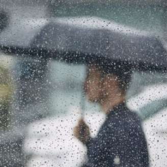 Homem com guarda-chuva.