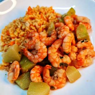 Muito apreciado, o camarão é destaque na culinária, principalmente no Nordeste. Versátil e saboroso, ainda oferece nutrientes importantes, ampliando seu valor além do simples paladar.
