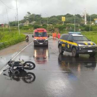 Acidente de moto na BR 104, em Caruaru.