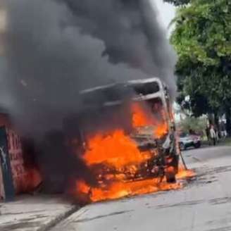 nibus incendiado no Recife.