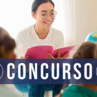 Professora lendo livro para alunos.