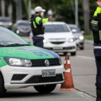 Agentes da CTTU organizando o trânsito.