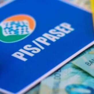 Cartão do PIS/Pasep com dinheiro em volta.