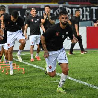 Lucas Trejo em treino durante passagem pela Portuguesa Fútbol Club, da Venezuela, antes da ida para o Marítimo, da segunda divisão local - 