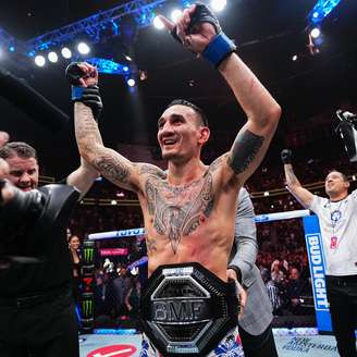 Max Holloway com o cinturão BMF 