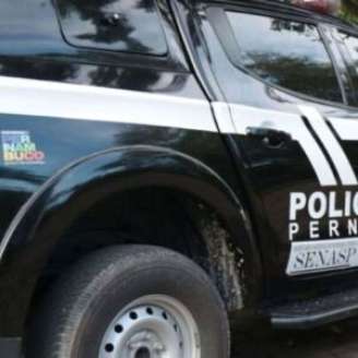Viatura da Polícia Militar de Pernambuco (PCPE) no pátio do DHPP.