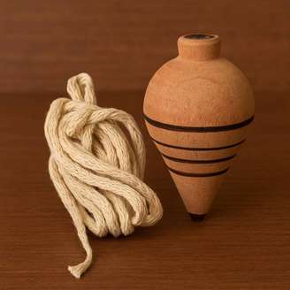 Independentemente da sua idade, provavelmente você já viu ou ouviu falar do pião, também chamado de pinhão em algumas regiões do Brasil, um brinquedo tradicional em forma de cone que gira sobre a própria ponta. A associação mais comum é com aqueles objetos feitos de madeira com uma ponta de metal. Ele funciona com o uso de uma corda enrolada ao redor do corpo. Quando a corda é puxada, o pião começa a girar no chão e se mantém equilibrado. Por isso, a brincadeira exige habilidade e coordenação motora, além de ser muito divertida e desafiadora.